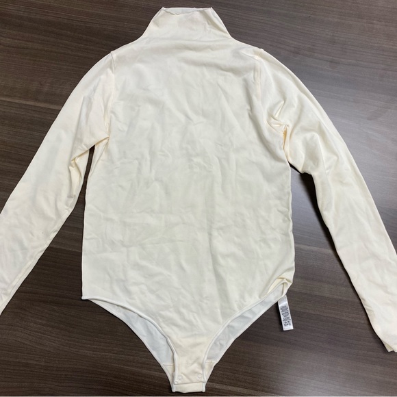 SKIMS mock neck long sleeve bodysuit thong

Each $20 - Picture 1 of 4